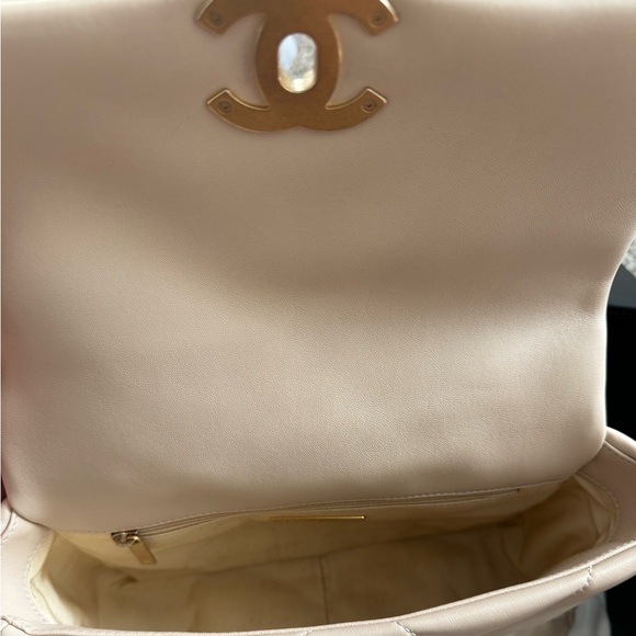 Medium Chanel 19 Lambskin Medium Beige - Picture 3 of 5
